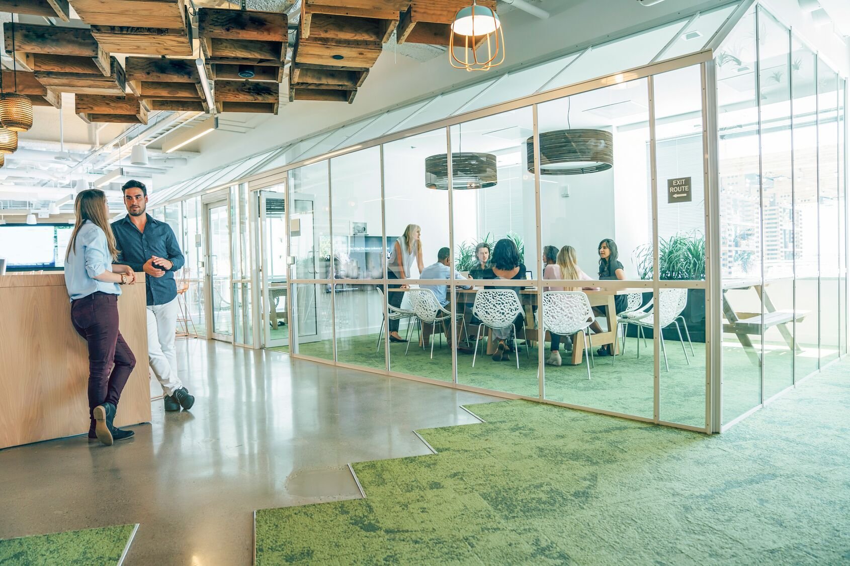 Web_Wide-Gruppo di persone in riunione d'affari in un moderno spazio per uffici