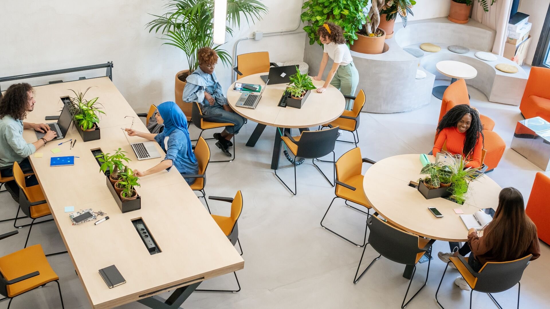 Ampio e moderno ufficio in co-working con i colleghi.